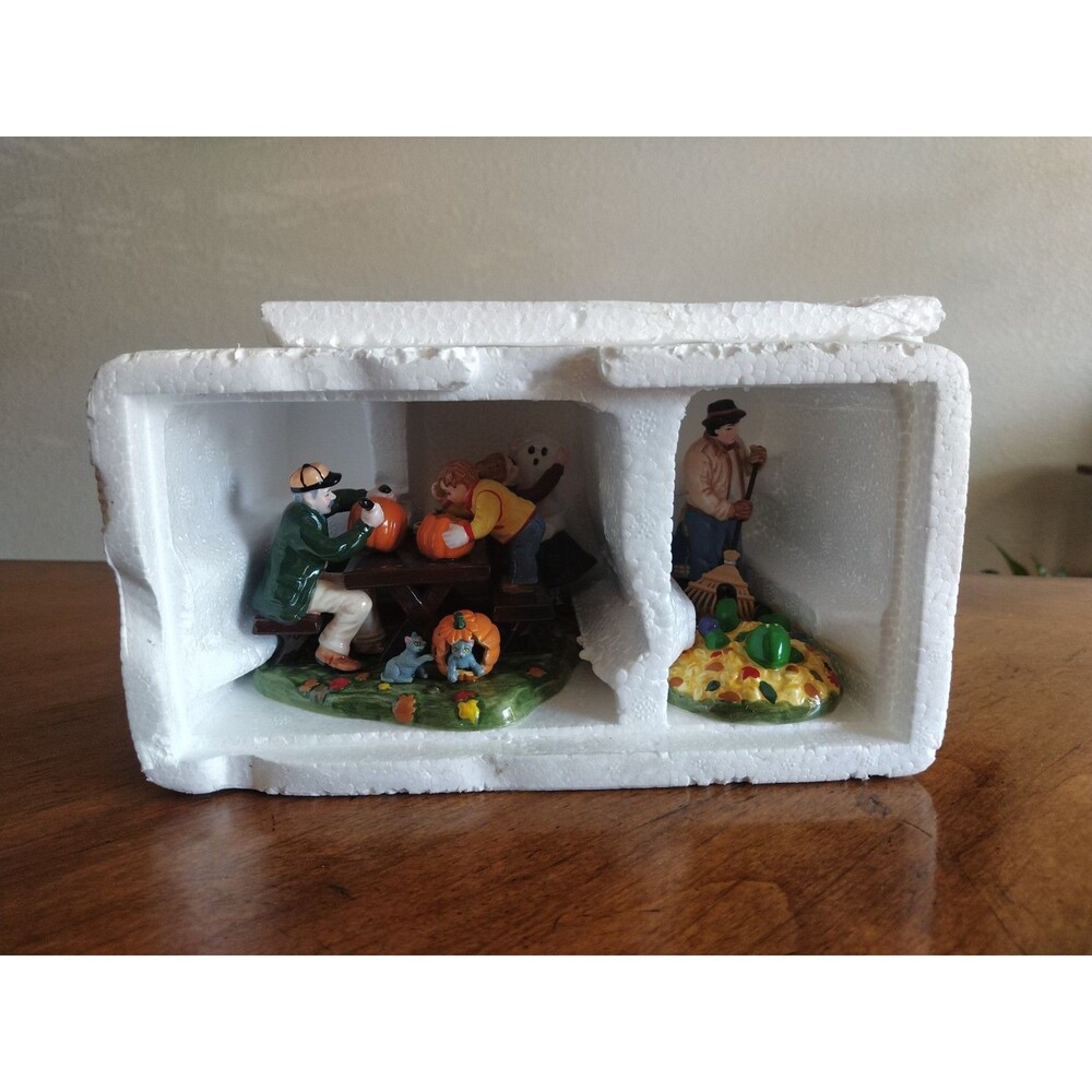 Dept 56 Original Snow Village #54982 Preparing For Halloween 1999 Retired Set /2 - Picture 11 of 13